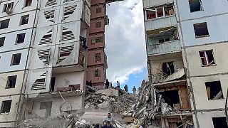 Ruske hitne službe rade na mjestu djelomično srušenog stambenog bloka u Belgorodu u Rusiji, za koji vlasti kažu da je pogođen tijekom napada ukrajinskog granatiranja