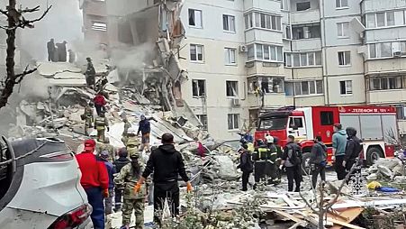 Κατάρρευση τμήματος κτιριακού συγκροτήματος στο Μπέλγκοροντ μετά από βομβαρδισμό