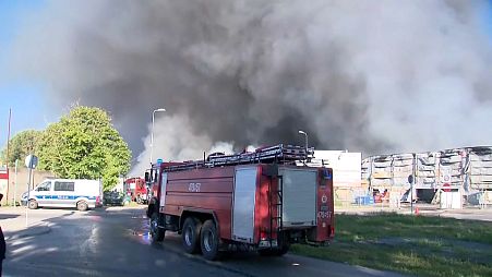 المجمع التجاري في وارسو الذي التهمته النيران