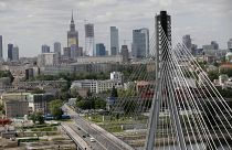 Veduta aerea del centro di Varsavia e del fiume Vistola. La capitale polacca domenica ha visto un grosso incendio senza feriti in un centro commerciale