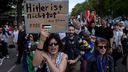 راهپیمایی اعتراضی در حمایت از فلسطین در برلین به تاریخ ۲۷ آوریل ۲۰۲۴. شعار نوشته شده این است: «هیتلر نمرده است.»