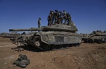 Soldados israelíes trabajan en vehículos militares blindados en un campo de concentración cerca de la frontera entre Israel y Gaza, en el sur de Israel, el 8 de mayo de 2024.