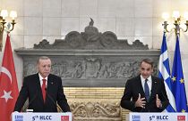 يجري أردوغان مباحثات مع ميتسوتاكيس حول ملفات خلافية عديدة 