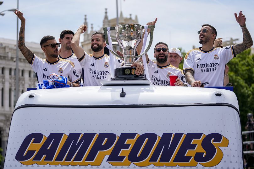 لاعبو ريال مدريد على متن حافلة الاحتفال وسط العاصمة الإسبانية