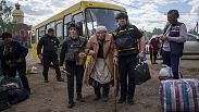 Autoridades ucranianas ayudan a una mujer anciana.