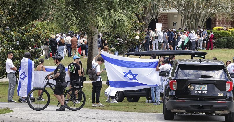 تظاهرات کنندگان طرفدار اسرائیل در نزدیکی تظاهرات طرفداران فلسطینی در دانشگاه فلوریدا مرکزی در اورلاندو،به تاریخ ۲۶ آوریل ۲۰۲۴