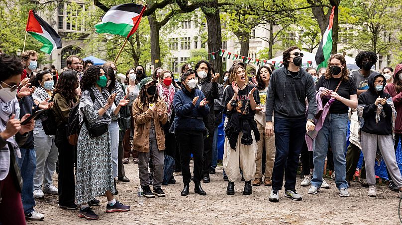 دانشجویان طرفدار مردم غزه در دانشگاه شیکاگو با ماسک و چفیه به تاریخ ۳ مه ۲۰۲۴