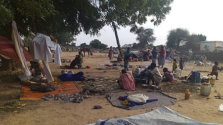 Gyilkos támadások elől menekült emberek a nyugat-darfúri Masteriben