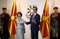 La nuova presidente della Macedonia del Nord Gordana Siljanovska Davkova con il suo predecessore Stevo Pendarovski a Skopje, 12 maggio 2024 