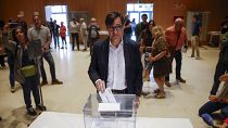 Salvador Illa, a Katalán Szocialista Párt vezetője voksol Barcelonában május 12-én