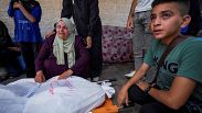 فلسطينيون يبكون قتلاهم بغارة إسرائيلية في مستشفى الأقصى بدير البلح