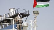 مسلح حوثي يقف على متن السفينة الإسرائيلية غالاكسي التي استولى عليها الحوثيون في ميناء الصليف 