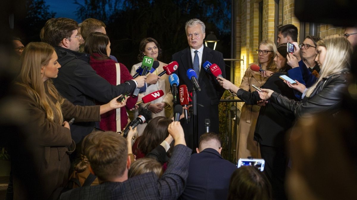 El presidente lituano, Gitanas Nauseda, se dirige a los medios el domingo.