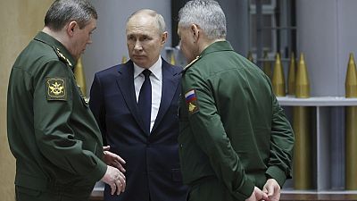 Le président Vladimir Poutine avec le chef d'état-major général, le général Valery Gerasimov, et l'ex-ministre de la Défense Sergei Shoigu, déc. 2023