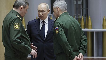Le président Vladimir Poutine avec le chef d'état-major général, le général Valery Gerasimov, et l'ex-ministre de la Défense Sergei Shoigu, déc. 2023