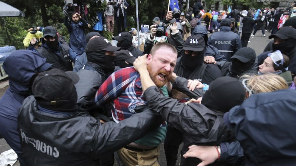Ley divisiva de Georgia La policía intenta detener a un manifestante cerca del edificio del Parlamento durante una protesta de la oposición contra "la ley rusa" en Tiflis