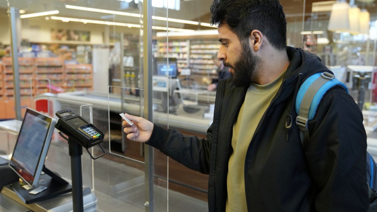 Un réfugié utilisant la nouvelle carte de paiement en Allemagne