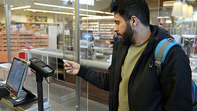 Un réfugié utilisant la nouvelle carte de paiement en Allemagne