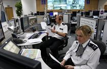 ضباط شرطة يعملون داخل إحدى غرف المراقبة في العاصمة لندن. 2009/03/31