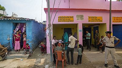 Votanti a un seggio elettorale allestito in un edificio scolastico durante la quarta tornata delle elezioni generali, alla periferia di Samastipur, nello stato di Bihar, in In