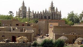 Mali : rituel ancestral de plâtrage à la Grande Mosquée de Djenné