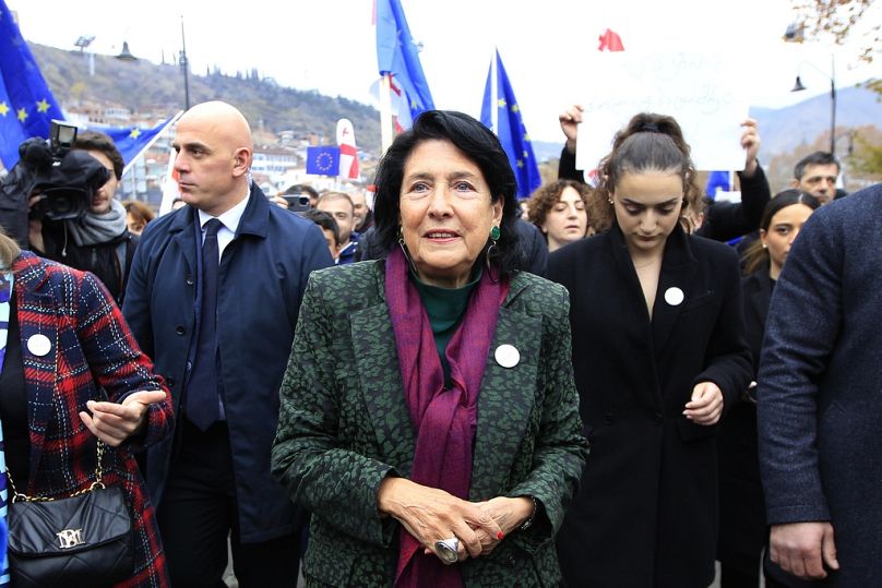 Presidente da Geórgia, Salome Zourabichvili, ao centro