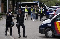 DOSYA - Ukrayna Büyükelçiliği'nde meydana gelen patlamanın ardından 30 Kasım 2022 tarihinde Madrid'deki Ukrayna Büyükelçiliği'nin yanında kordon altına alınan bölgede polis memurları nöbet tutuyor