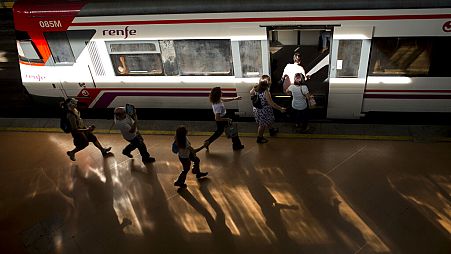Un grupo de viajeros accede a un vagón de un tren del Servicio de Cercanías de Renfe.