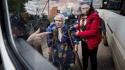 Una donna ucraina dopo essere stata evacuata da Vovchansk, in Ucraina, domenica 12 maggio 2024