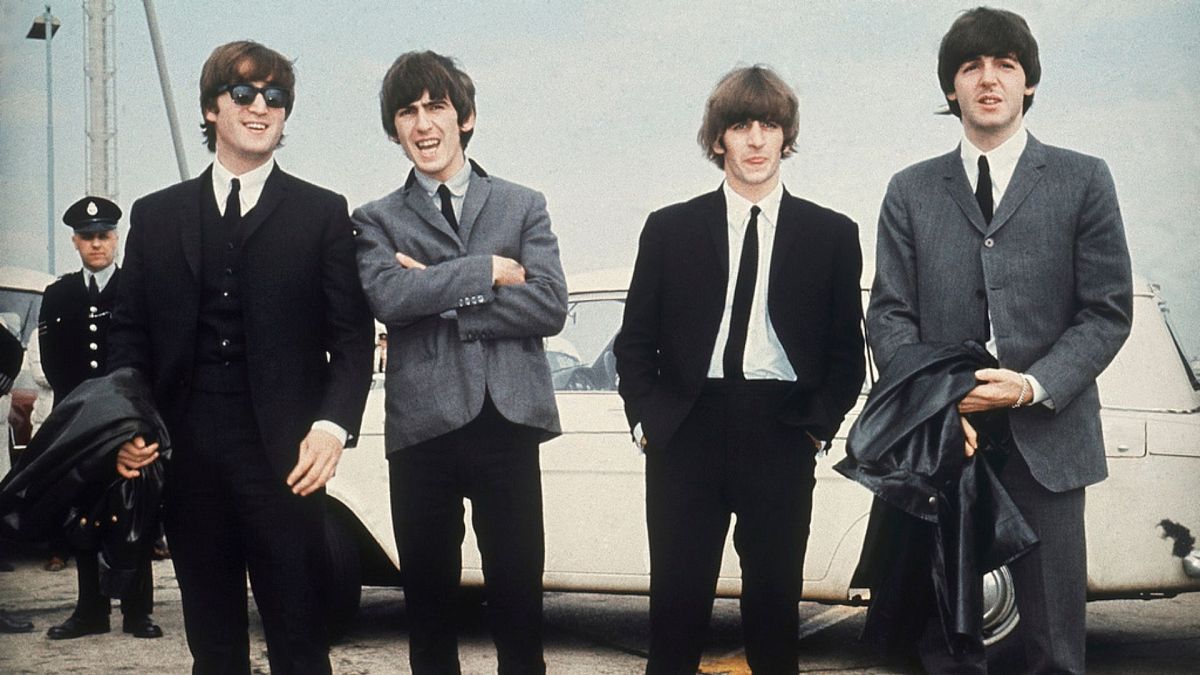 Os Beatles, a partir da esquerda, John Lennon, George Harrison, Ringo Starr e Paul McCartney chegam a Liverpool, Inglaterra, a 10 de julho de 1964