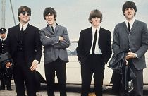 Los Beatles, de izquierda a derecha, John Lennon, George Harrison, Ringo Starr y Paul McCartney llegan a Liverpool, Inglaterra, el 10 de julio de 1964.