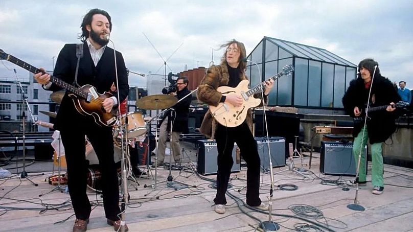 Os Beatles em atuação no telhado da sede da Apple Corps em 30 de janeiro de 1969.