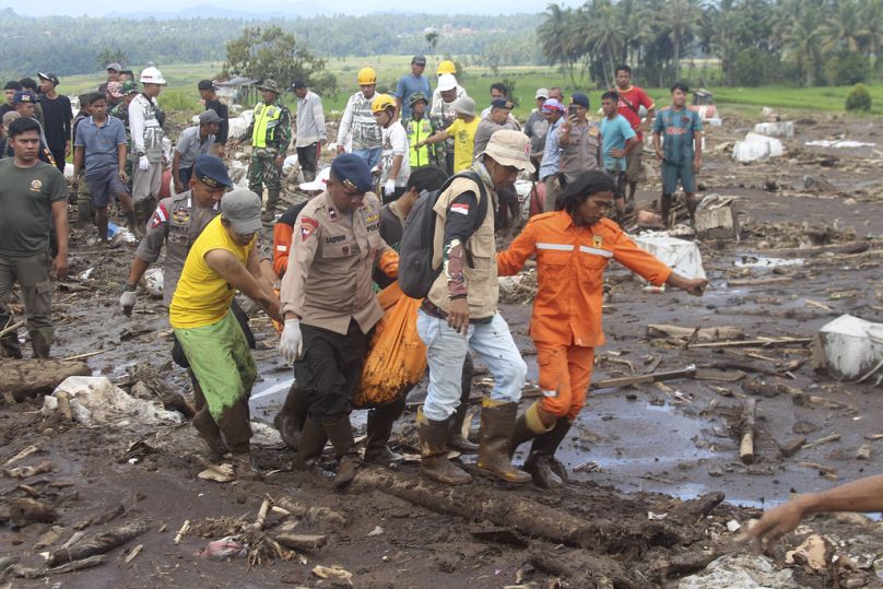 رجال الإنقاذ يحملون جثة أحد ضحايا الفيضانات المفاجئة في تاناه داتار، غرب سومطرة، إندونيسيا، 13 مايو 2024