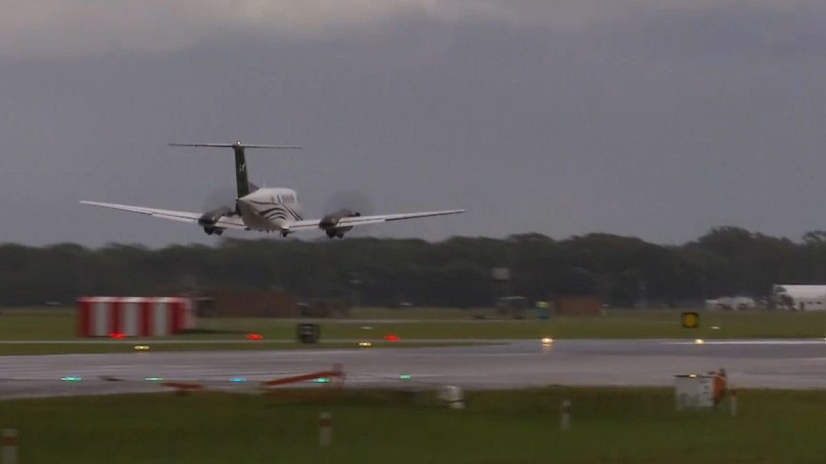 شاهد: طائرة تهبط من دون عجلات في مطار أسترالي بعد أن حلّقت 3 ساعات لتتخلص من الوقود