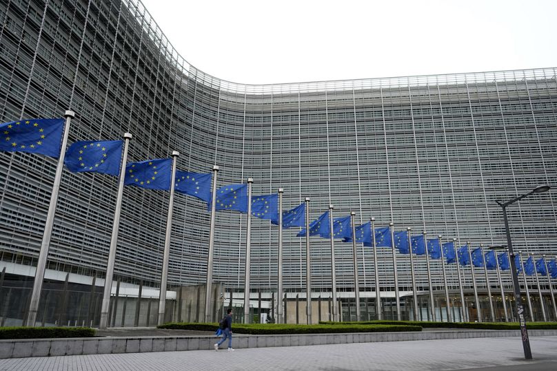 Brüksel'deki AB Komisyonu genel merkezi önünde asılı duran AB bayrakları