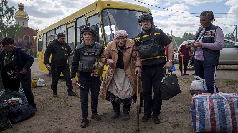 إخلاء سيدة من منطقة فولشانسك بعد مقتل زوجها في الهجوم الروسي أوكرانيا، الأحد 12 مايو