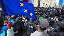 Des manifestants géorgiens portent le drapeau de l'UE