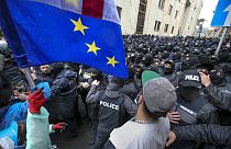 Des manifestants géorgiens portent le drapeau de l'UE