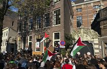 Studenti si riuniscono per una protesta pro-palestinese all'Università di Amsterdam, Paesi Bassi (7 maggio 2024)