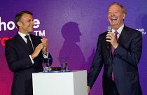 O Presidente francês Emmanuel Macron, à esquerda, e o CEO da Microsoft, Brad Smith, na sede francesa da Microsoft em Paris, 13 de maio de 2024.