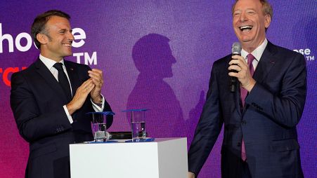 Президент Франции Эммануэль Макрон и глава компании Microsoft Брэд Смит