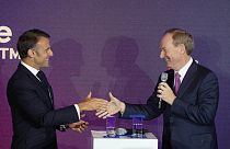  الرئيس التنفيذي لشركة مايكروسوفت براد سميث، يمين، يصافح الرئيس الفرنسي إيمانويل ماكرون في مقر شركة مايكروسوفت بفرنسا - 13 مايو 2024