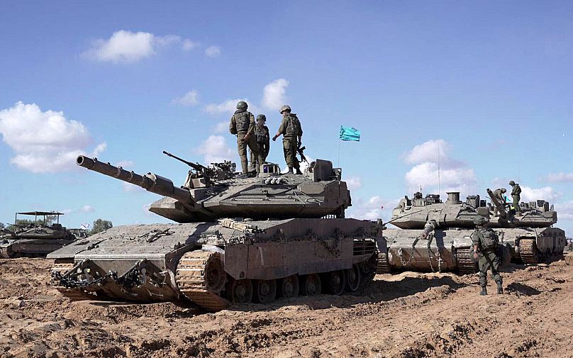 Izraeli páncélosok várakoznak Rafah határában