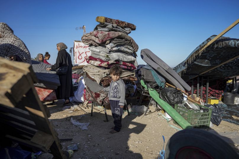 Rafahból észak felé menekülő gázai család