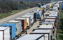 Camiões em trânsito na autoestrada A4 de Dresden, perto de Bautzen, Alemanha.