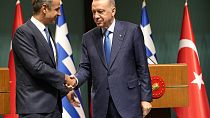 Der griechische Ministerpräsident Mitsotakis und der türkische Präsident Erdogan geben sich nach einer gemeinsamen Pressekonferenz in Ankara die Hand.