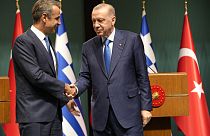 Der griechische Ministerpräsident Mitsotakis und der türkische Präsident Erdogan geben sich nach einer gemeinsamen Pressekonferenz in Ankara die Hand.
