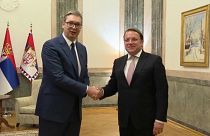 Aleksandar Vučić szerb elnök üdvözli Oliver Varhelyi Olivér, az EU bővítési biztosát Belgrádban