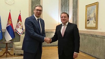 Le président serbe Aleksandar Vučić accueille le commissaire européen à l'élargissement Olivér Várhelyi à Belgrade.