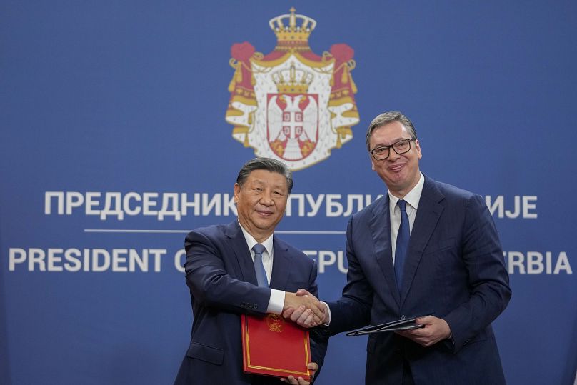 Há preocupações em Bruxelas sobre as relações estreitas de Vučić com líderes autoritários como o presidente chinês Xi Jinping